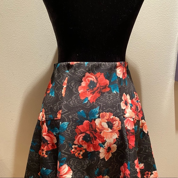 HOLISTER Flower Print Scuba Mini Skirt - Picture 2 of 6